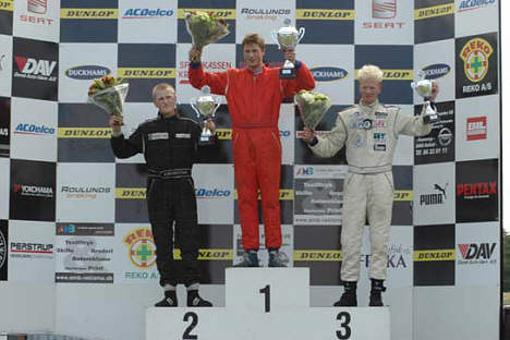 Podiet fra søndagens 1´ste heat fra venstre Kim , Mark & Nicki .
(Foto: Lån & Spar Bank Racing)